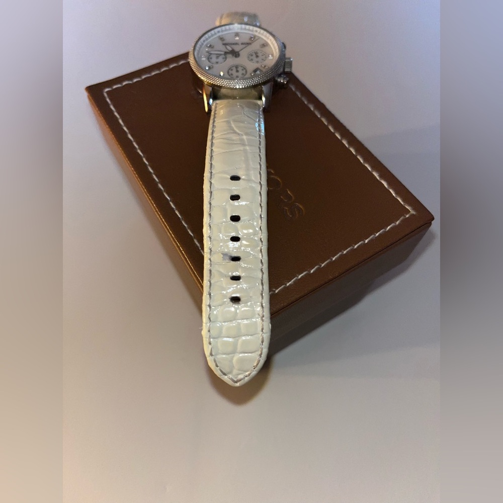 Michael Kors
Chronograph Women’s Watch - Picture 6 of 9